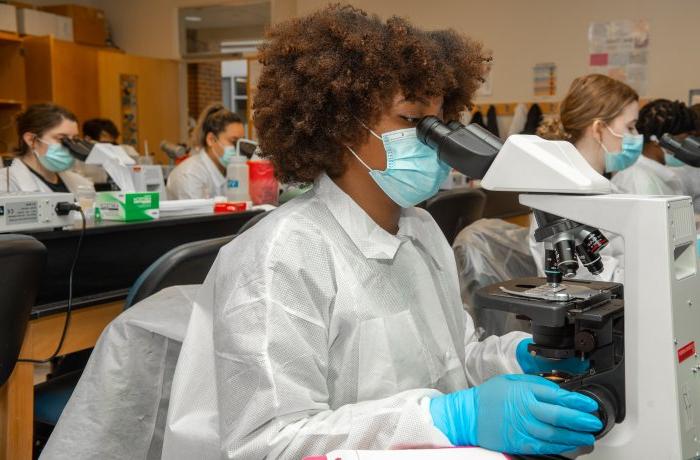 医学实验室学生观察显微镜